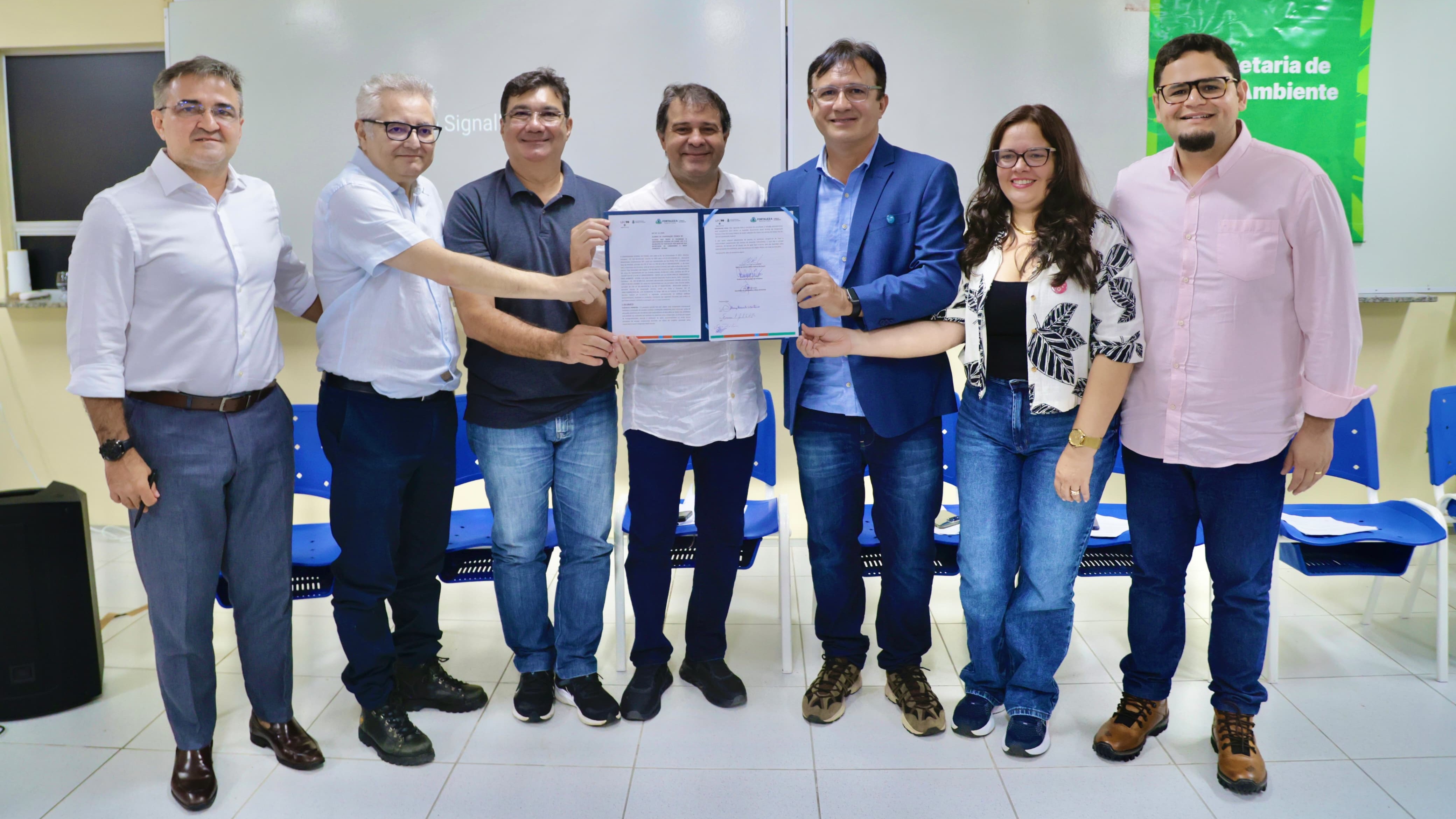 Prefeito Evandro Leitão firma acordo de cooperação ambiental com a UFC