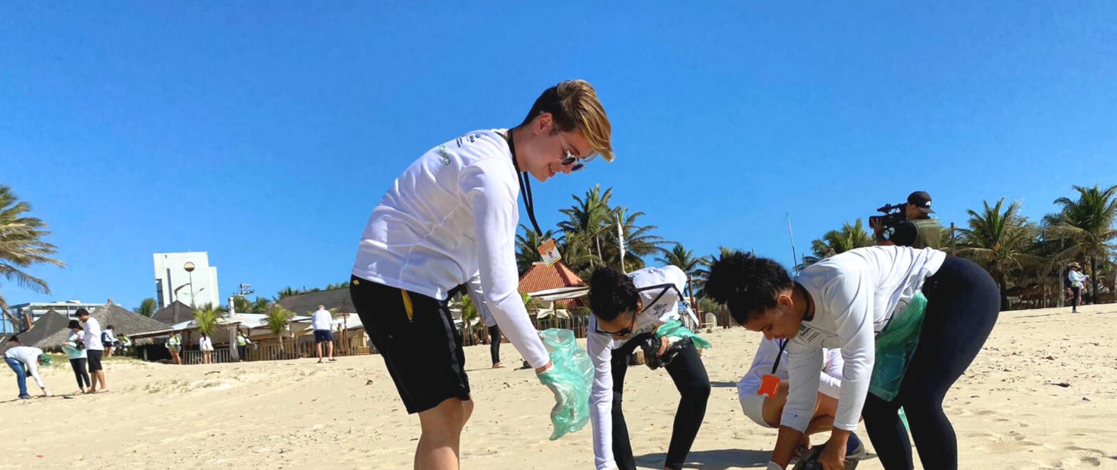 Prefeitura de Fortaleza promove mutirão para a limpeza da faixa de areia da Praia do Futuro neste domingo (8/6)
